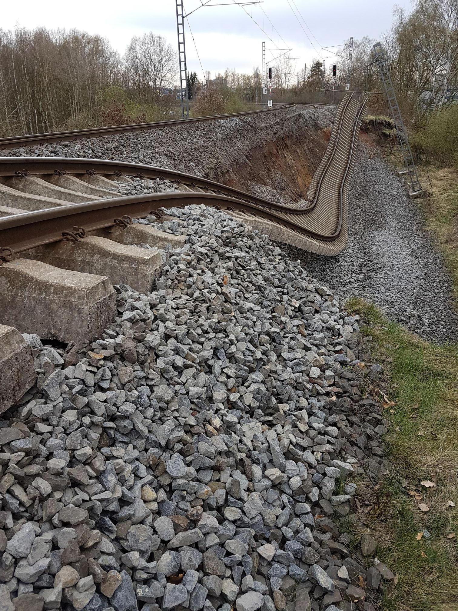 Sesuv železničního náspu na trati Chomutov - Karlovy Vary v úseku Dalovice - Hájek